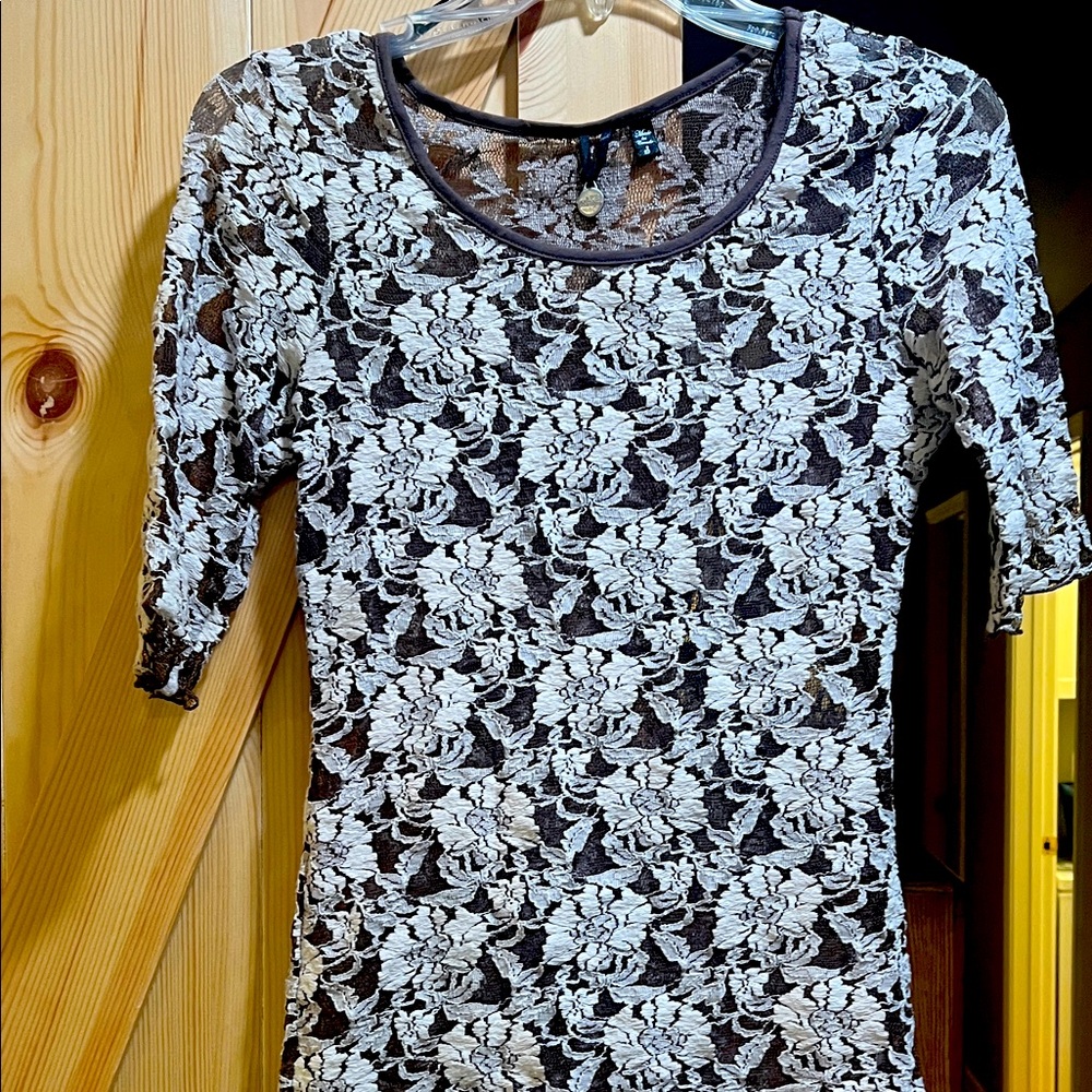 BKE ladies beautiful lace floral top size small